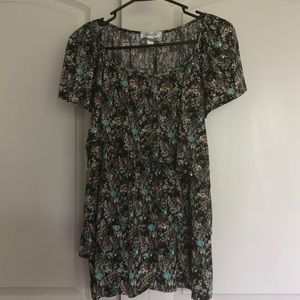 Dressbarn short sleeved ruffled blouse